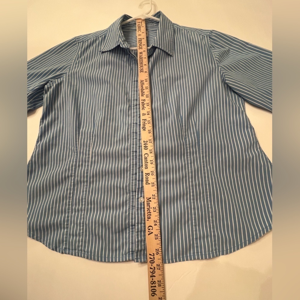 CHICO’S FITTED STRETCH 3/4 LENGTH SLEEVE BLOUSE. BLUE & WHITE. SIZE 2 - Picture 3 of 6